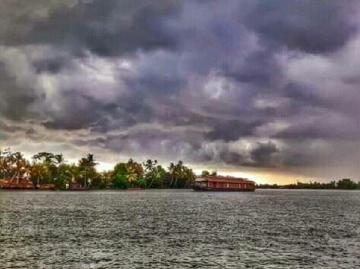 Rajatheeram Beach Homestay & Backwater Cruise Alleppey Alappuzha Buitenkant foto